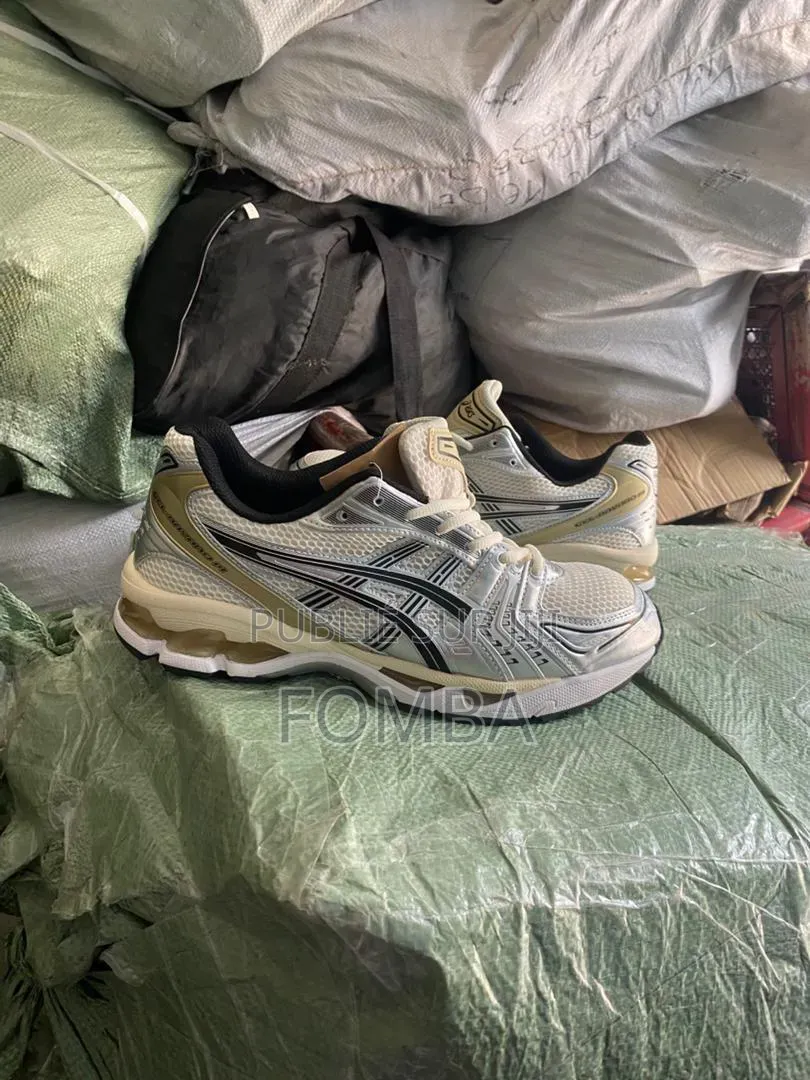 Paire d'Asics Neuf À 15500fcfa