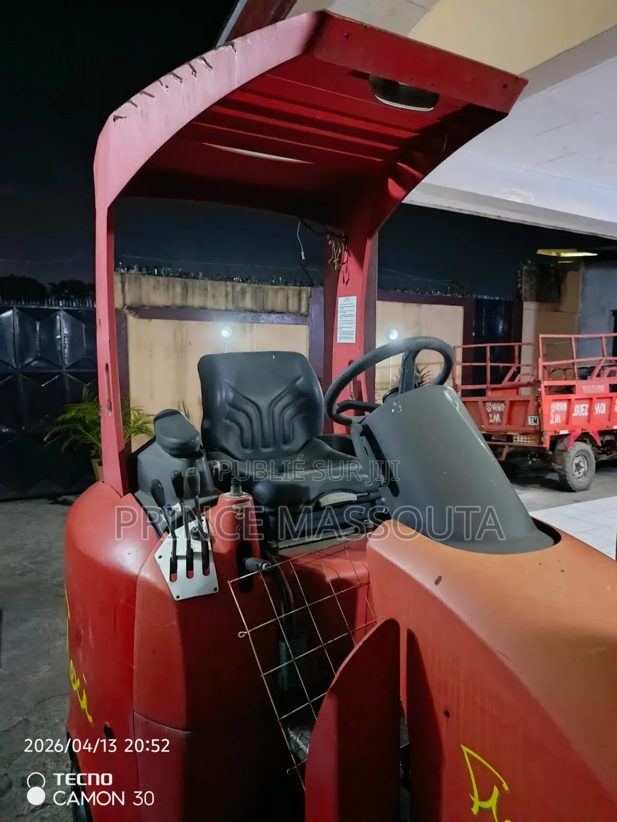 Chariot Élévateur Robuste en Bon État