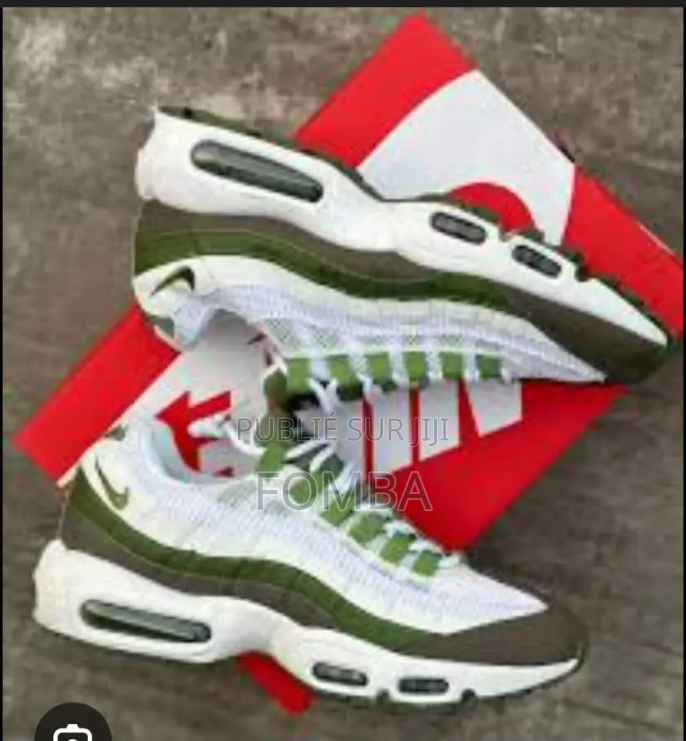 Paire De Nike Blanche À 18000 Livraison Disponible À 18000 Négociable