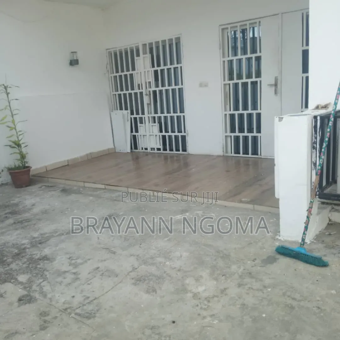 3chbre Villa dans Brayann Ngoma, Loandjili à Louer