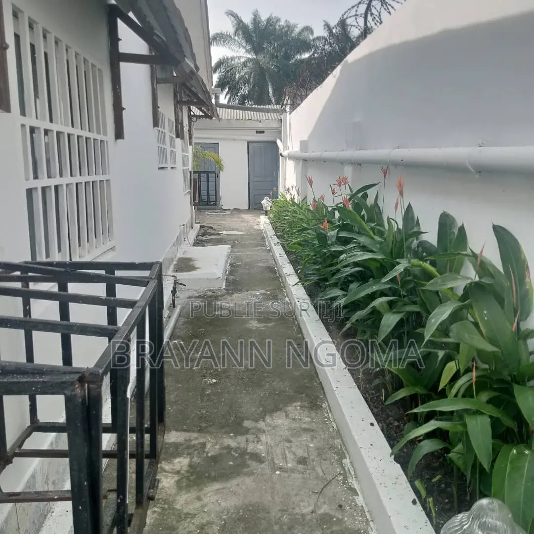3chbre Villa dans Brayann Ngoma, Loandjili à Louer