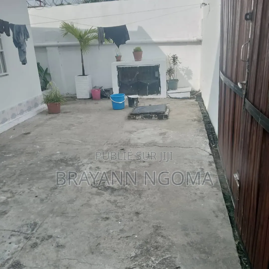 3chbre Villa dans Brayann Ngoma, Loandjili à Louer