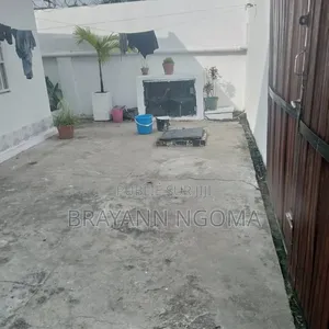 3chbre Villa dans Brayann Ngoma, Loandjili à Louer