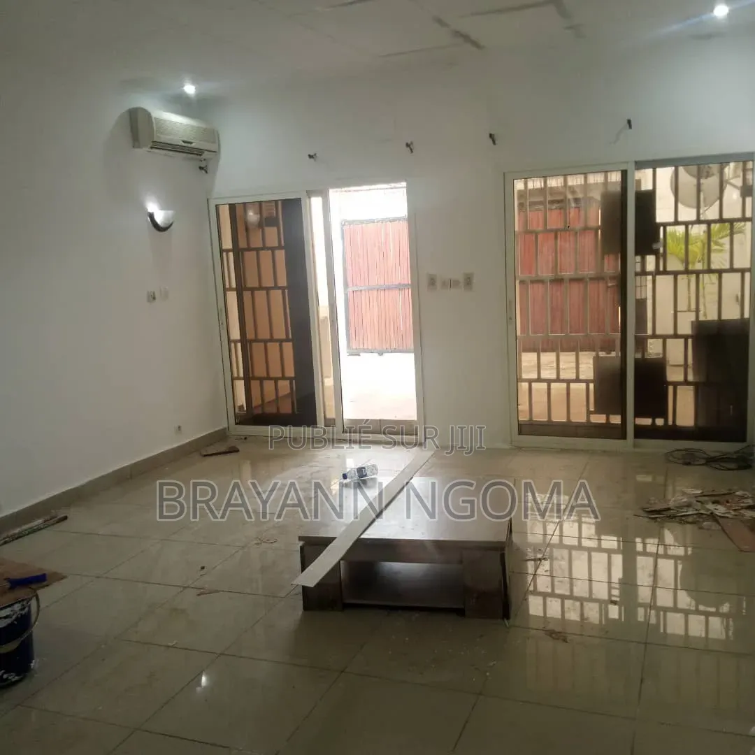 3chbre Villa dans Brayann Ngoma, Loandjili à Louer