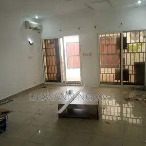 3chbre Villa dans Brayann Ngoma, Loandjili à Louer