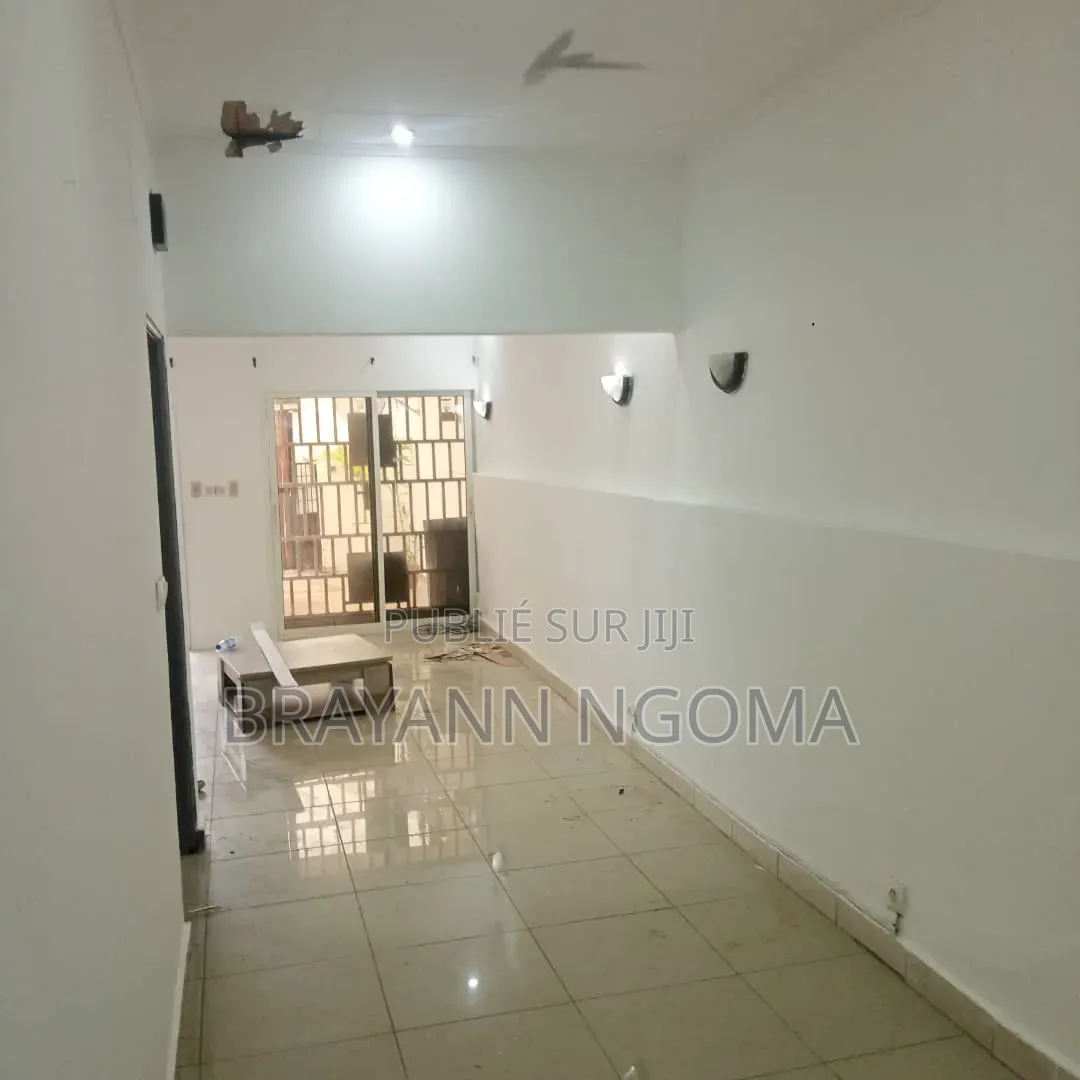 3chbre Villa dans Brayann Ngoma, Loandjili à Louer