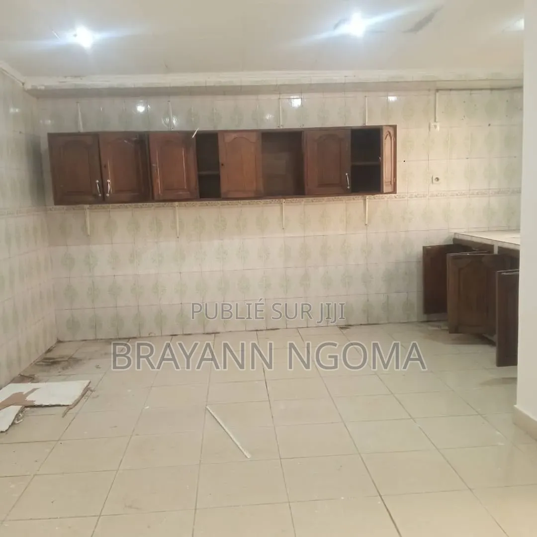 3chbre Villa dans Brayann Ngoma, Loandjili à Louer