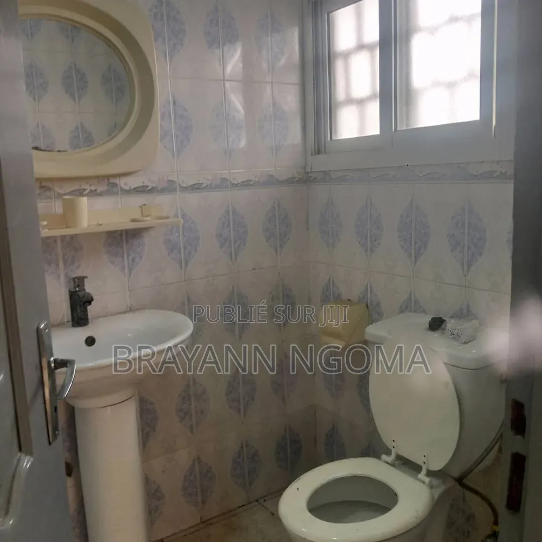 3chbre Villa dans Brayann Ngoma, Loandjili à Louer