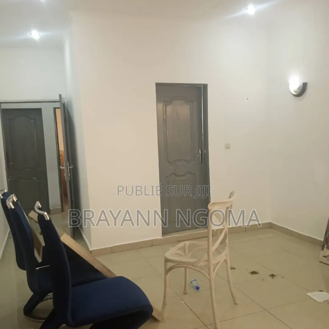 3chbre Villa dans Brayann Ngoma, Loandjili à Louer