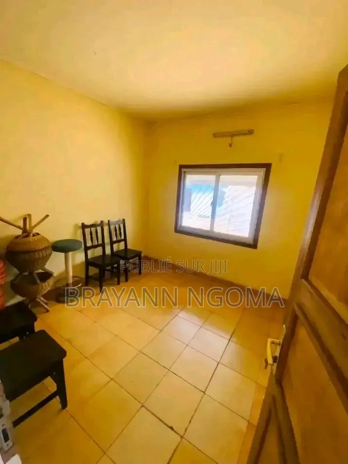 6chbre Villa dans Loandjili à Louer
