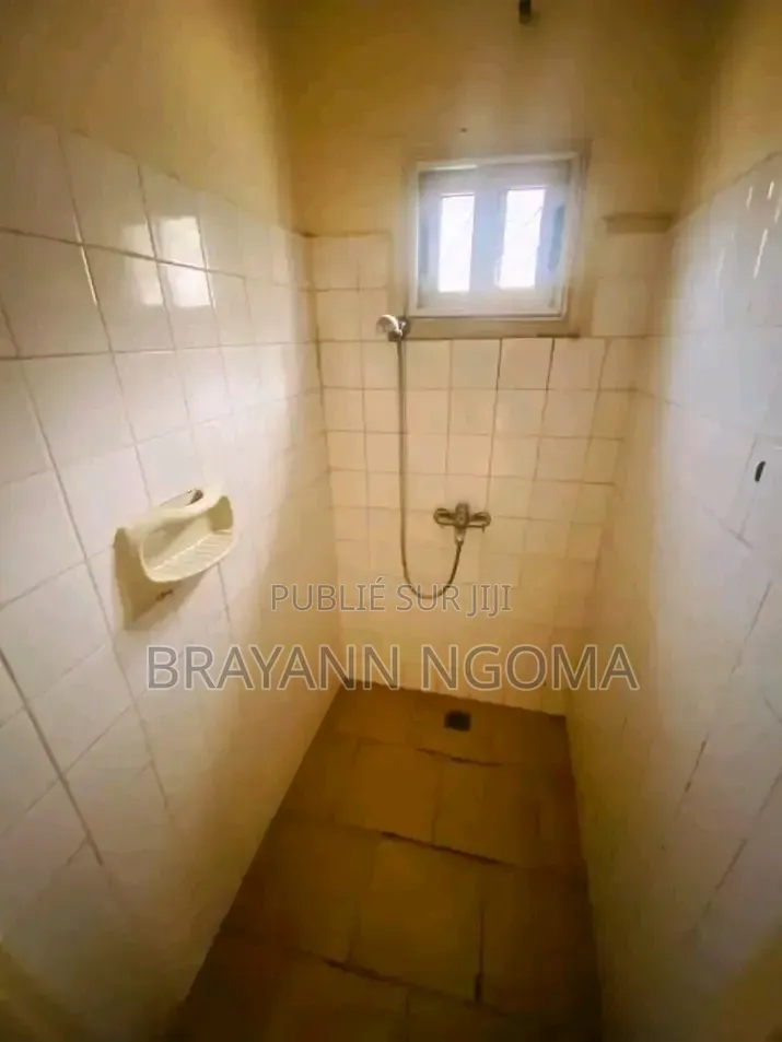 6chbre Villa dans Loandjili à Louer