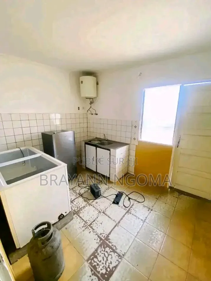 6chbre Villa dans Loandjili à Louer
