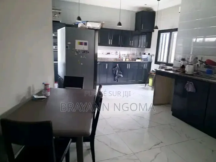 7chbre Villa dans Loandjili à Louer