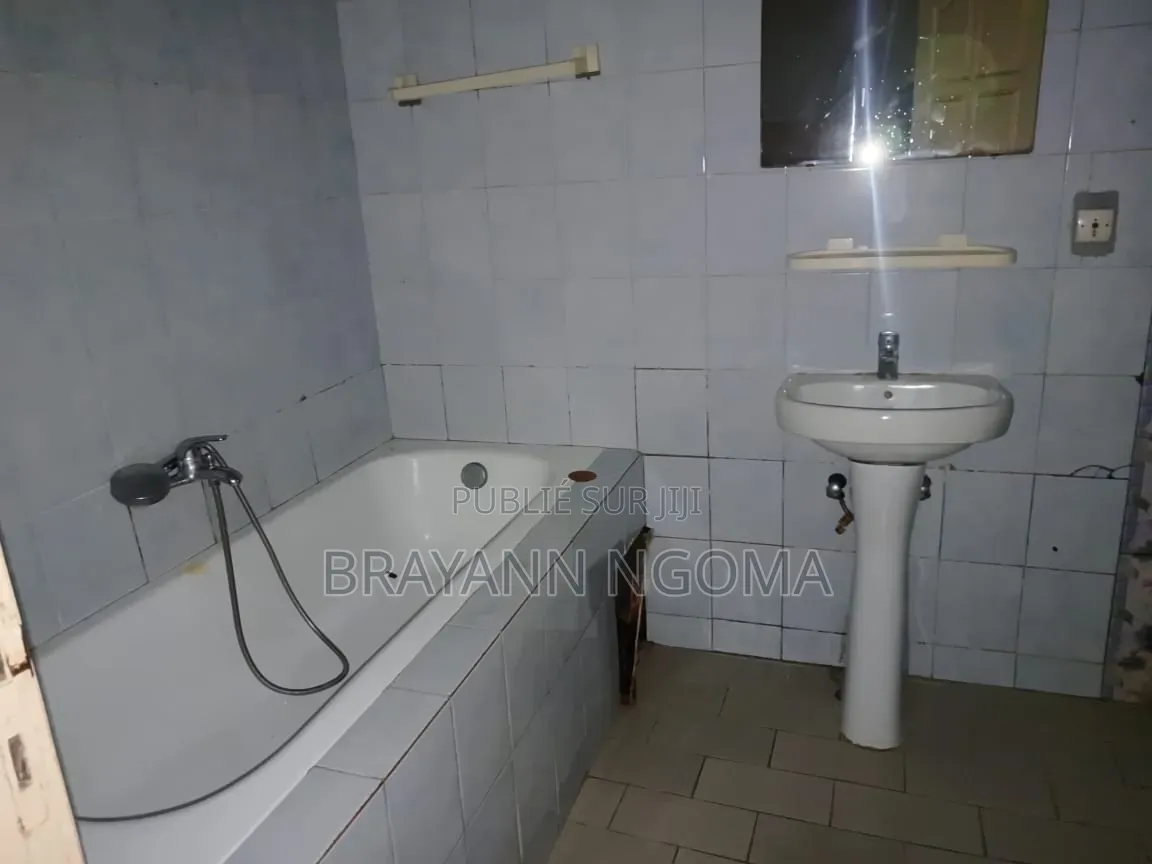 3chbre Villa dans Loandjili à Louer