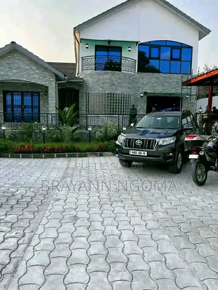 4chbre Villa dans Loandjili à Louer
