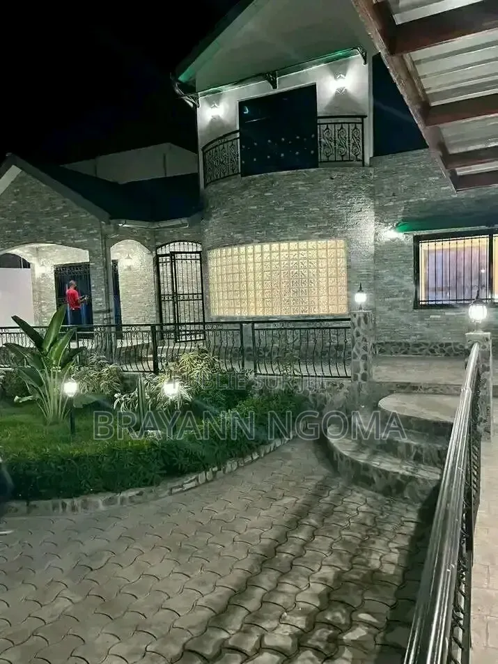 4chbre Villa dans Loandjili à Louer