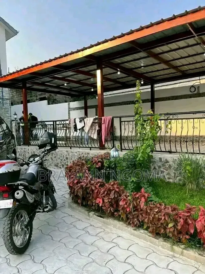 4chbre Villa dans Loandjili à Louer