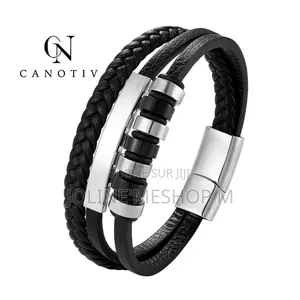 Un Bracelet en Cuir Et en Acier Inoxydable