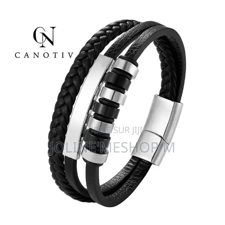 Un Bracelet en Cuir Et en Acier Inoxydable