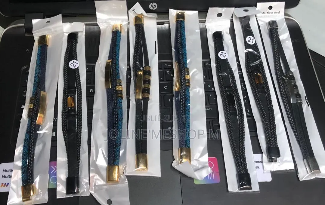 Un Bracelet en Cuir Et en Acier Inoxydable