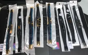 Un Bracelet en Cuir Et en Acier Inoxydable