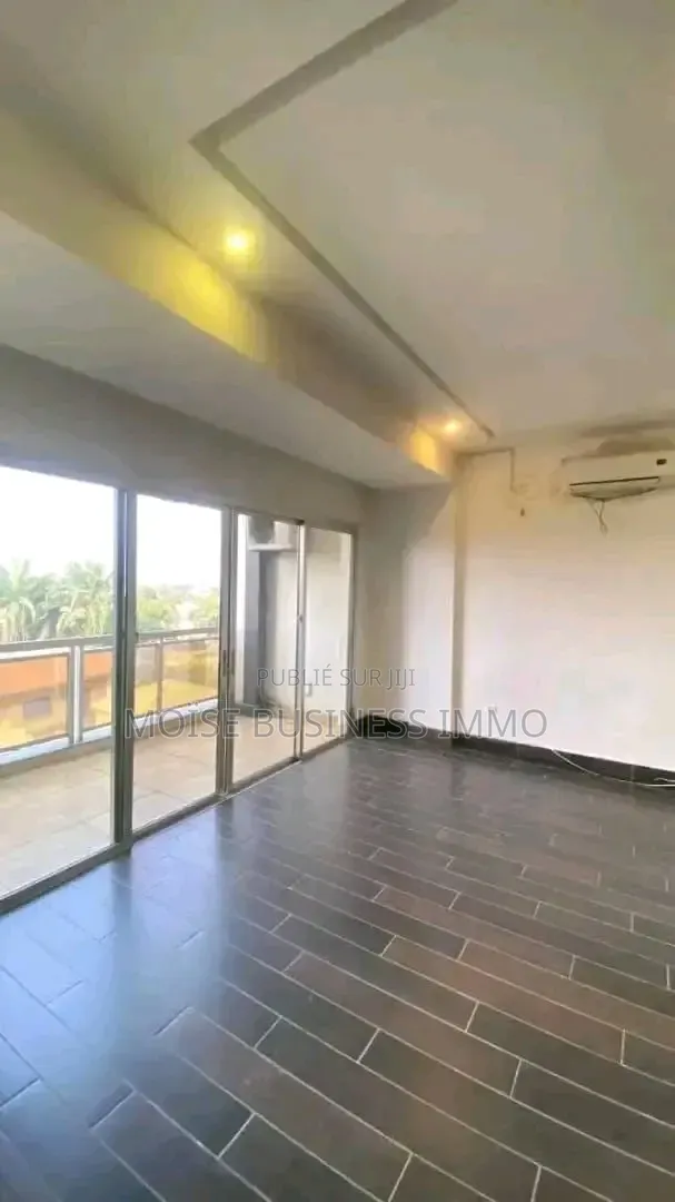 3chbre Appartement dans Moïse Business &, Lumumba à Louer