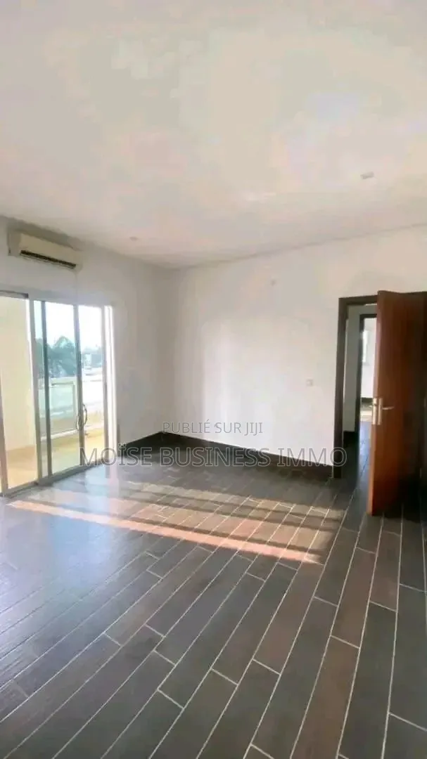 3chbre Appartement dans Moïse Business &, Lumumba à Louer