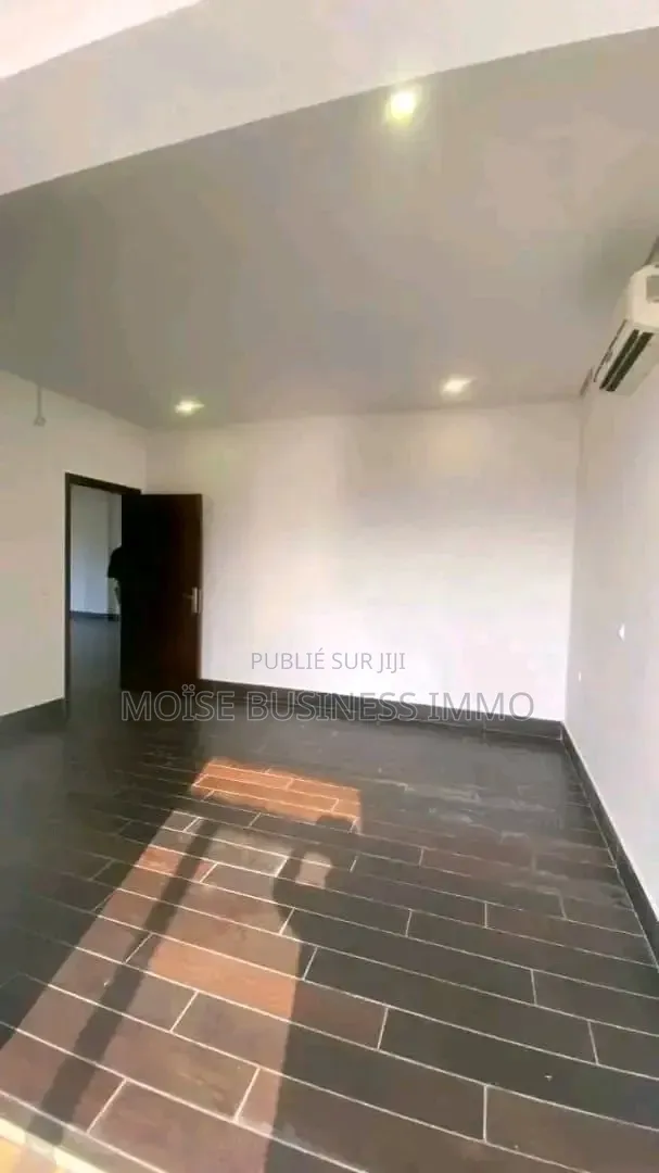 3chbre Appartement dans Moïse Business &, Lumumba à Louer
