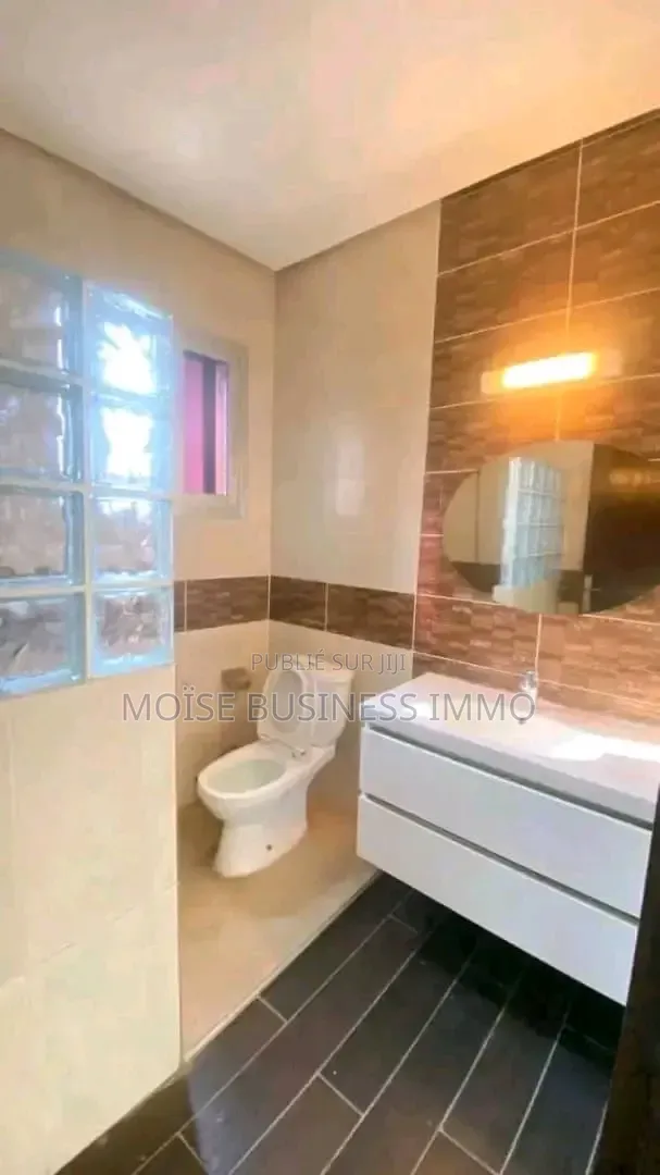 3chbre Appartement dans Moïse Business &, Lumumba à Louer