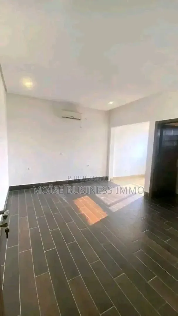 3chbre Appartement dans Moïse Business &, Lumumba à Louer