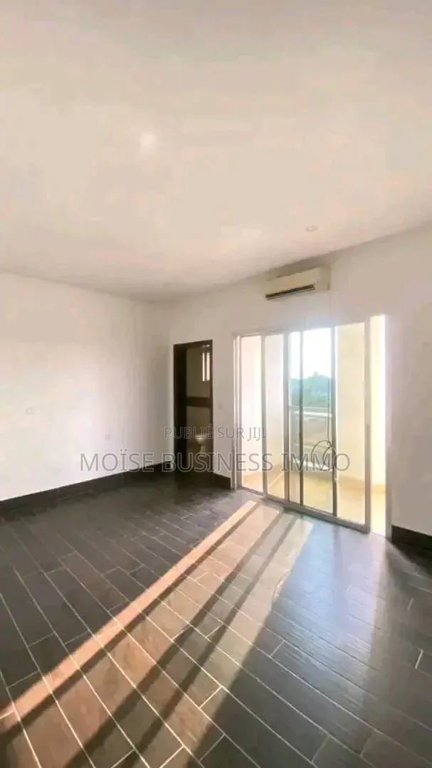 3chbre Appartement dans Moïse Business &, Lumumba à Louer