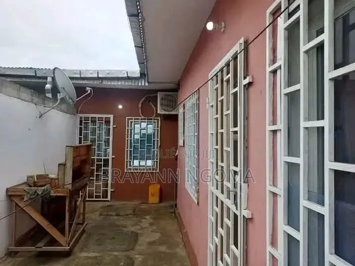 Demi Parcelle a Vendre Quartier Nkouikou