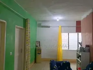 Demi Parcelle a Vendre Quartier Nkouikou