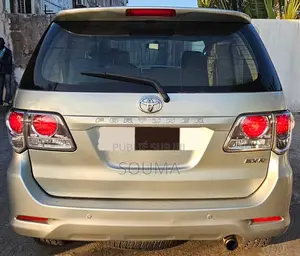 Toyota Fortuner 2.5 D AWD 2014 Gris