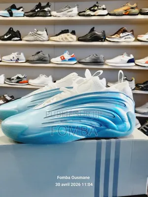 Sneakers Bleu Blanc À 35000 Dans Le Carton