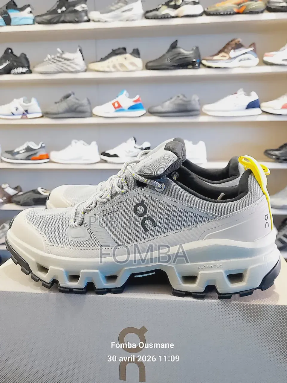 Sneakers Blanc Dans Le Carton À 32000