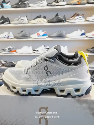 Sneakers Blanc Dans Le Carton À 32000