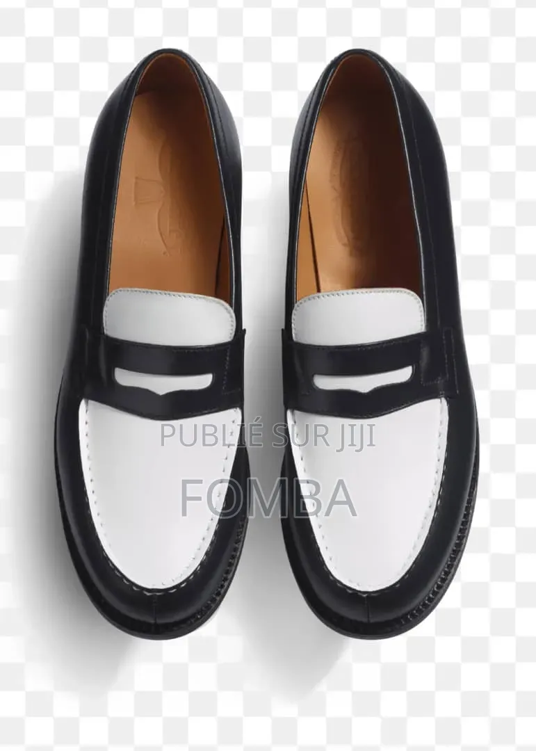 Mocassins De Différentes Couleurs À 40000