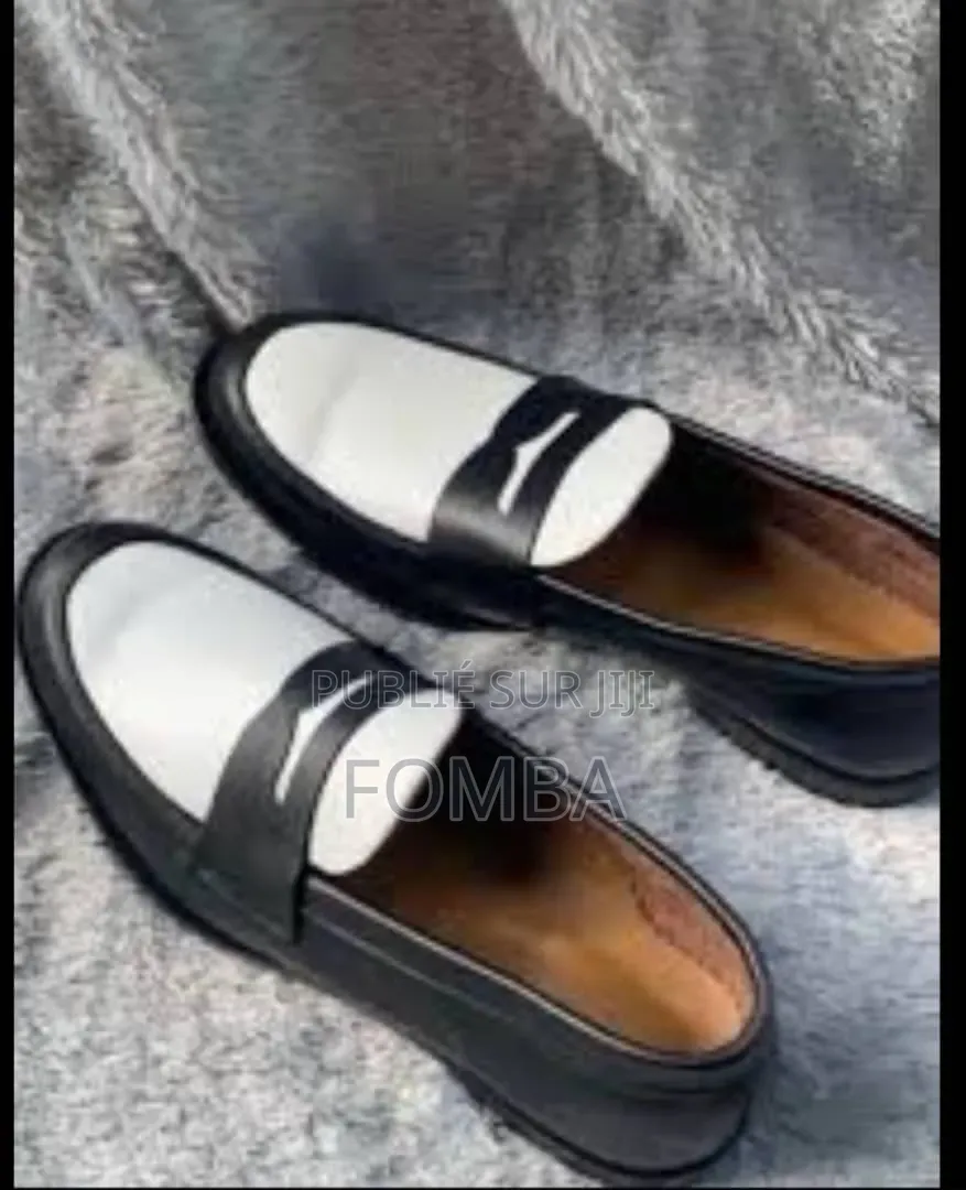 Mocassins De Différentes Couleurs À 40000