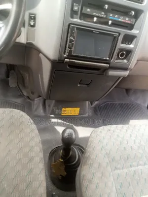 Toyota HiAce 2000 Rouge