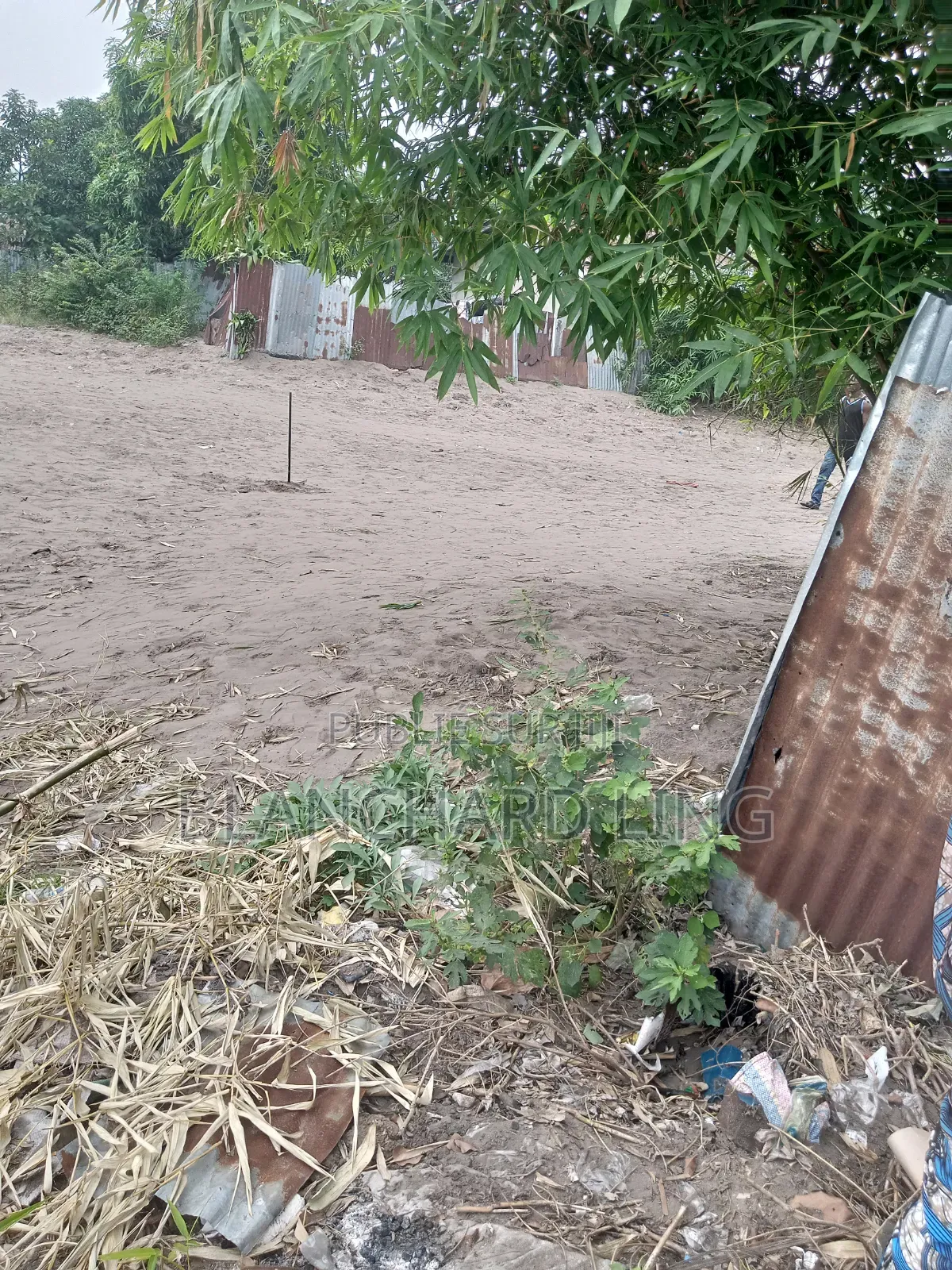 10/20 À Manianga en Face De Clodia-Sassou.