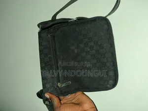 Sacoche Gucci Noire en Toile Monogrammée