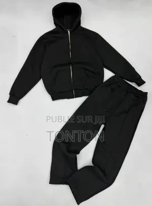 Ensemble Jogging Arborant Une Discrète Broderie De La Tour Eiffel.
