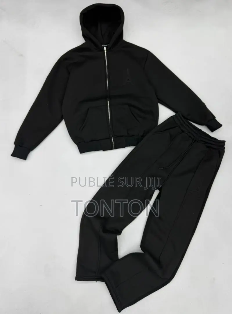 Ensemble Jogging Arborant Une Discrète Broderie De La Tour Eiffel.