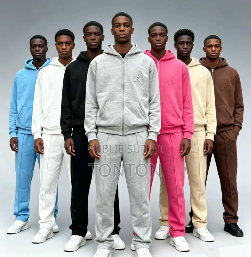 Ensemble Jogging Arborant Une Discrète Broderie De La Tour Eiffel.