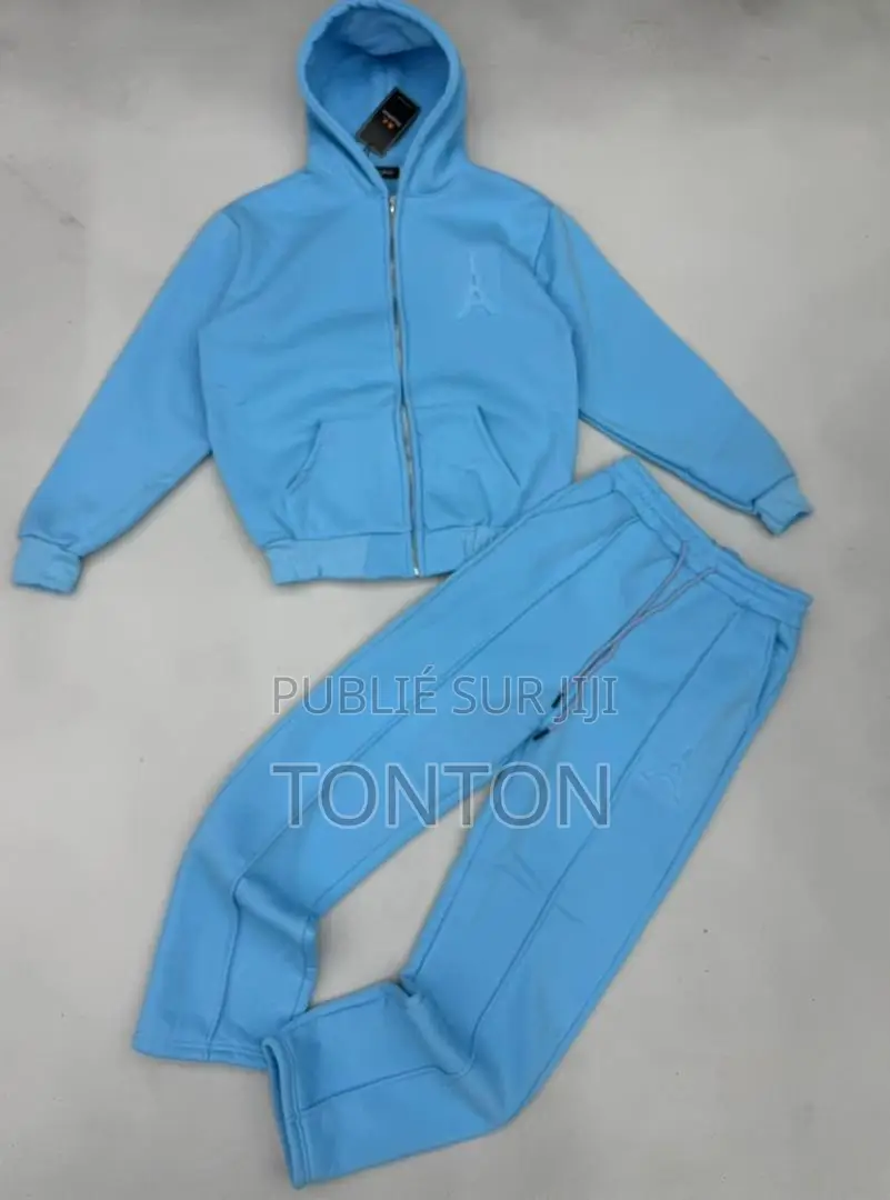 Ensemble Jogging Arborant Une Discrète Broderie De La Tour Eiffel.