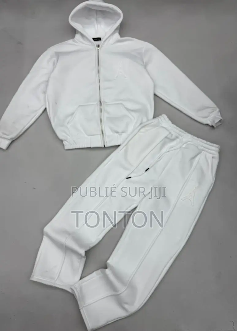 Ensemble Jogging Arborant Une Discrète Broderie De La Tour Eiffel.