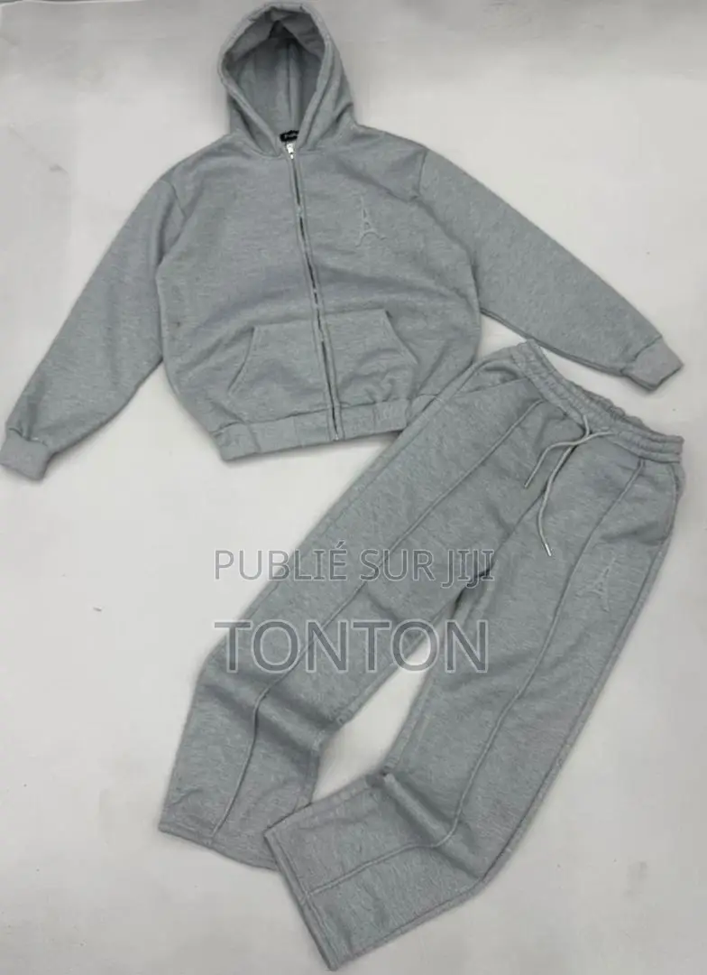 Ensemble Jogging Arborant Une Discrète Broderie De La Tour Eiffel.