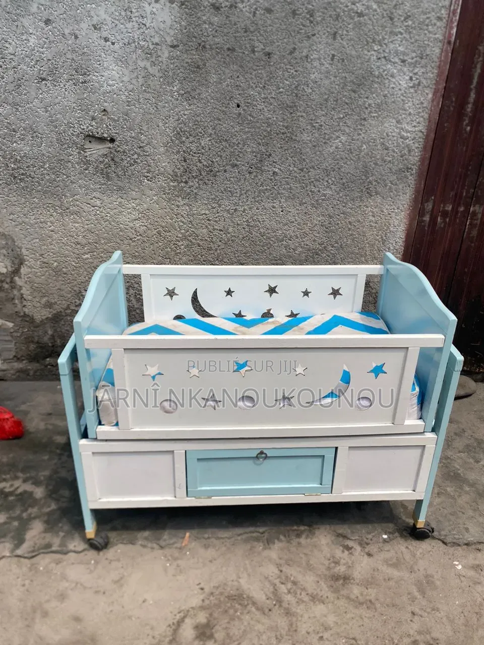 Lit a Bébé a Vendre en Bonne État 30000f