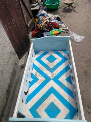 Lit a Bébé a Vendre en Bonne État 30000f